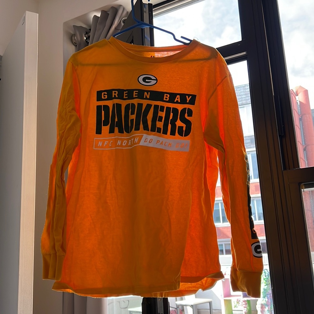 Green Bay Packers long sleeve tee. Barely worn. Yellow long sleeve.